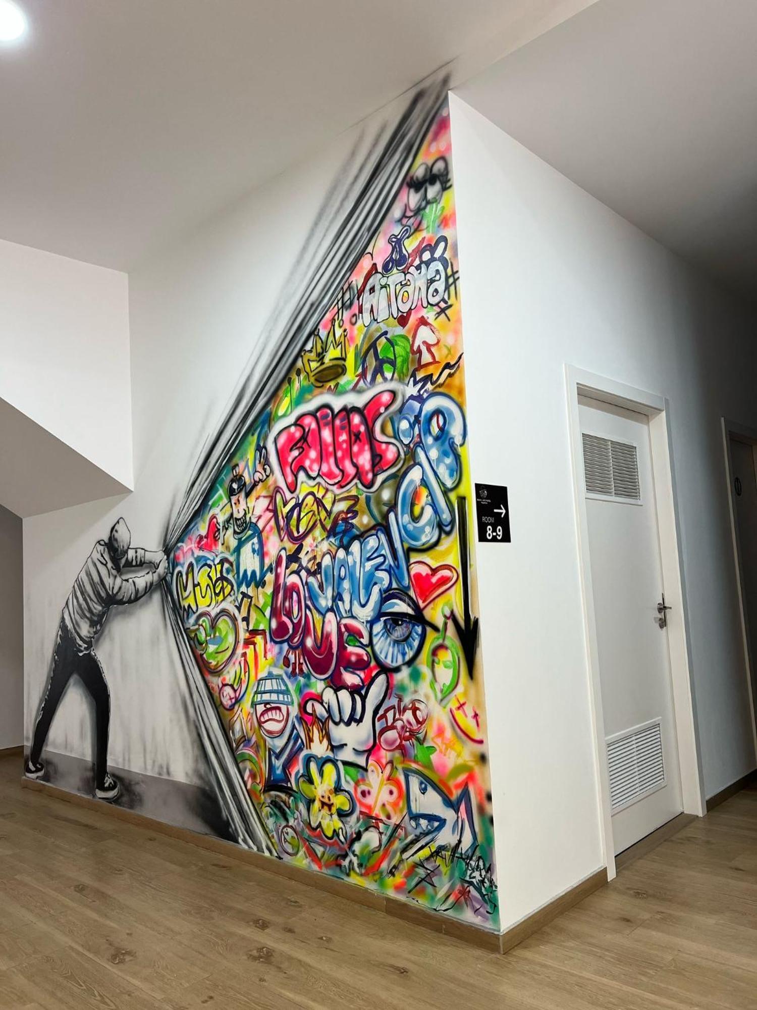 & Arts Hostel *